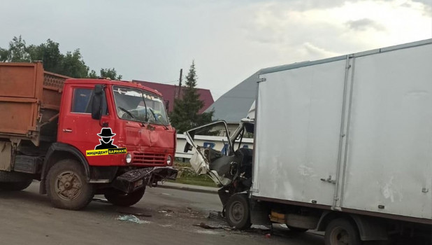 Жесткое столкновение двух грузовиков в Барнауле
