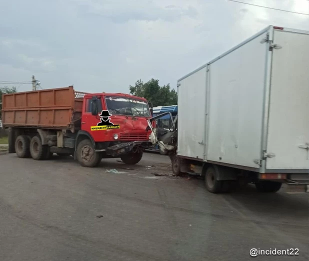 Жесткое столкновение двух грузовиков в Барнауле