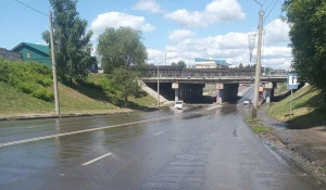 В Барнауле прорвало трубу теплосетей.