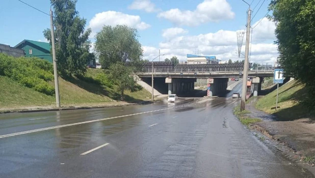 В Барнауле прорвало трубу теплосетей.