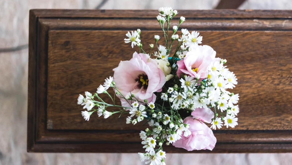 Похороны. Гроб. Цветы.