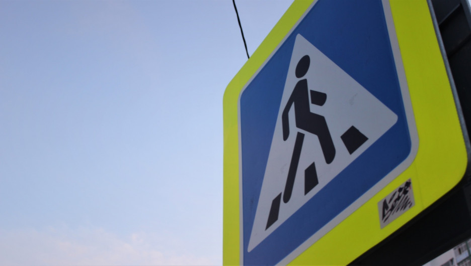 Опасный пешеходный переход с зарослями нашли в Барнауле перед учебным годом