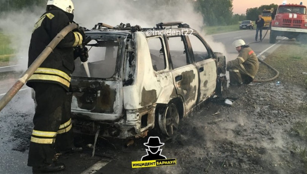 На трассе в Алтайском крае сгорел автомобиль.