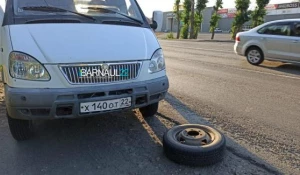 От "ГАЗели" в Барнауле отвалилось колесо.