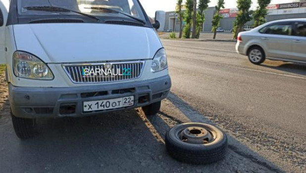 От "ГАЗели" в Барнауле отвалилось колесо.