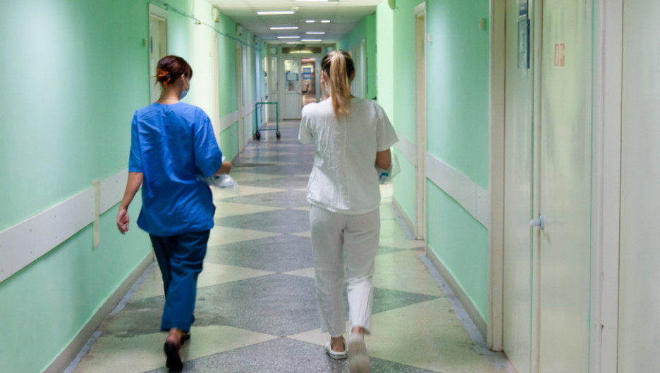 Служебное расследование начали в ковидной больнице Барнаула после жалоб санитаров