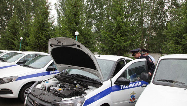 Начальник УМВД России по Барнаулу вручил ключи от новых служебных авто.