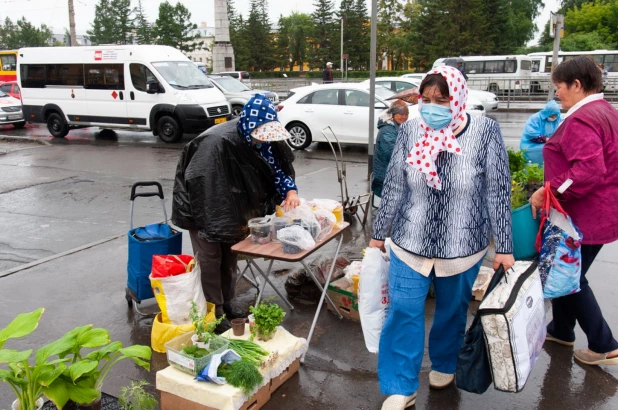 На барнаульских базарчиках продают клубнику нового урожая.