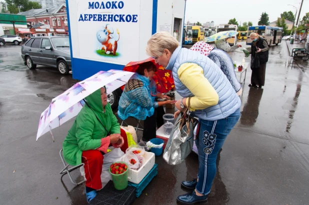 На барнаульских базарчиках продают клубнику нового урожая.