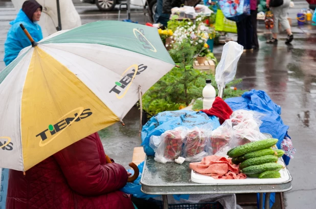 На барнаульских базарчиках продают клубнику нового урожая.