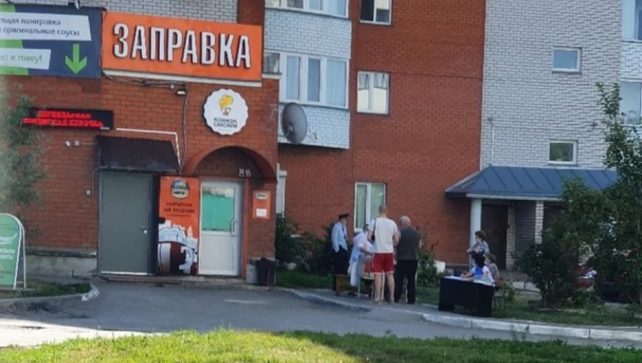 В Барнауле возле пивнушки принимают голоса за поправки: 