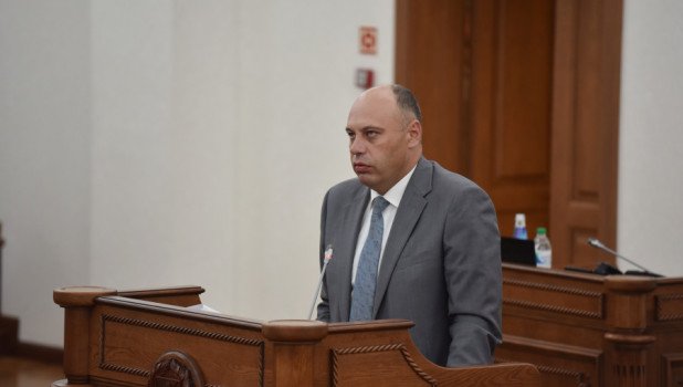 Министр финансов Алтайского края Данил Ситников. Сессия АКЗС 26 июня 2020 года.