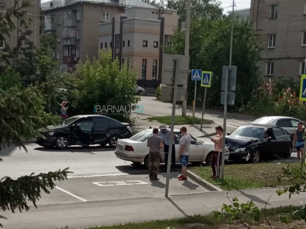 ДТП с участием трех автомобилей в центре Барнаула. 