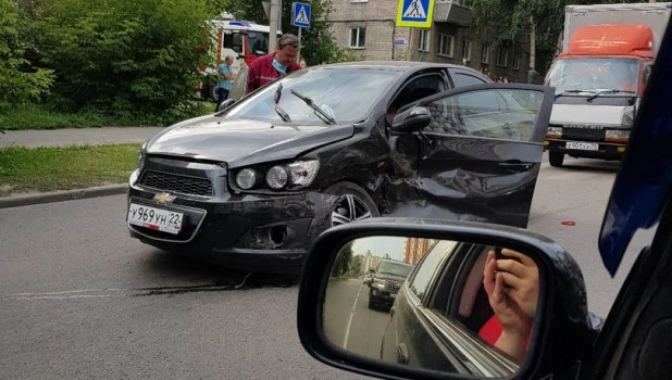 ДТП с участием трех автомобилей в центре Барнаула. 