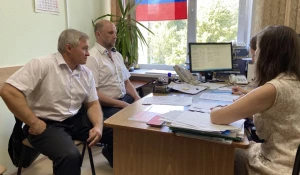 Андрей Крылов подает документы для регистрации в качестве кандидата в депутаты АКЗС.