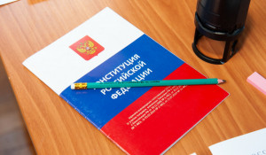В условиях пандемии за поправки в Конституцию РФ можно проголосовать на дому.