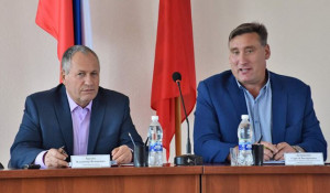 Глава Бийского района Владимир Трухин и депутат Сергей Демиденко.