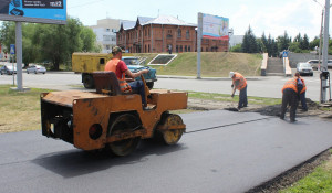 Идет ремонт тротуаров в Барнауле.