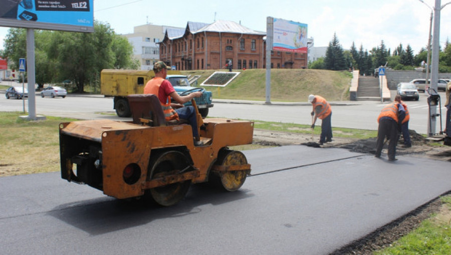 Идет ремонт тротуаров в Барнауле.