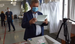 Александр Романенко голосует по поправкам в Конституцию.