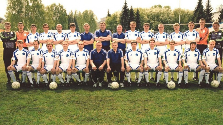Борис Кириченко (стоит в центре во втором ряду) с командой футбольного клуба &quot;Динамо-Бийск&quot;.