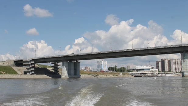 У Нового моста в Барнауле.