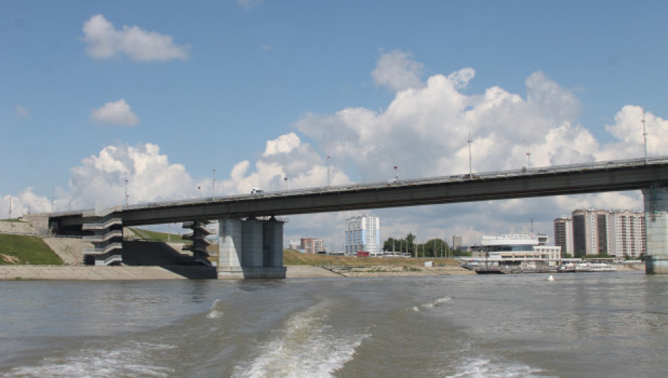 Девушка упала с Нового моста в Барнауле