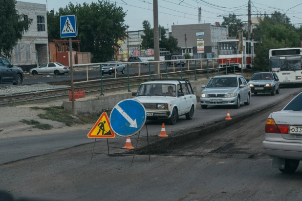 Работы по реконструкции дорожного полотна по ул. Попова.