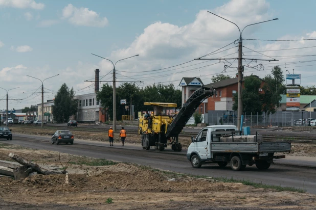 Работы по реконструкции дорожного полотна по ул. Попова.
