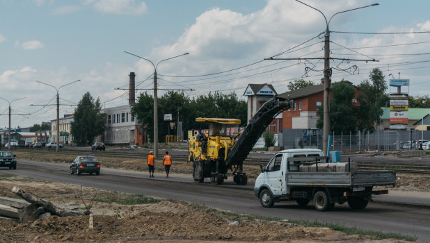 Работы по реконструкции дорожного полотна по ул. Попова.
