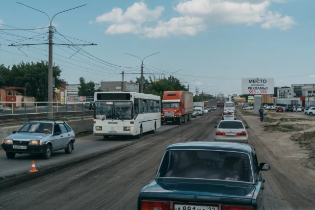 Работы по реконструкции дорожного полотна по ул. Попова.
