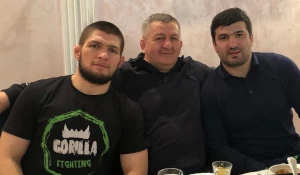 Хабиб и Абдулманап (в центре) Нурмагомедовы.