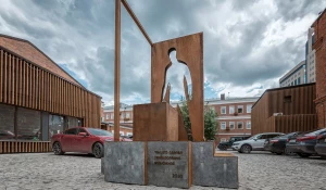 Памятник работникам служб доставки.