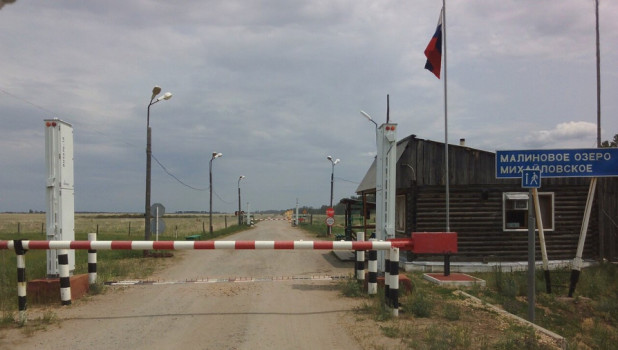Двусторонний автомобильный пропускной пункт. Граница с Казахстаном. 