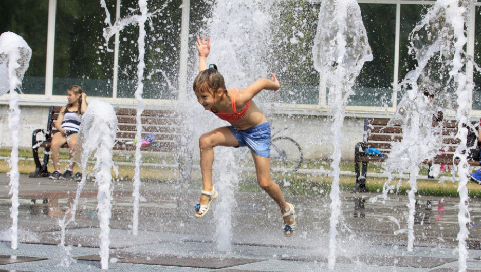Власти Барнаула окружат лотками первый пешеходный фонтан, чтобы вода не смела убегать к детям