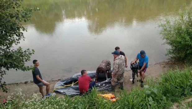 Водолазы на реке. Поиск пропавших.