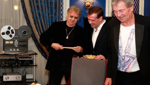 Дмитрий Медведев с музыкантами группы Deep Purple.