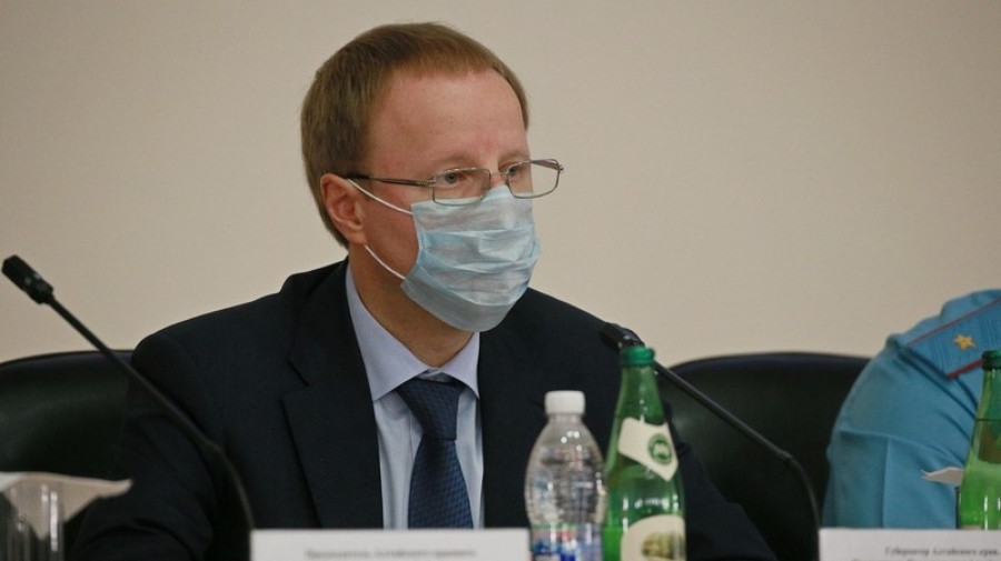 Виктор Томенко в маске.