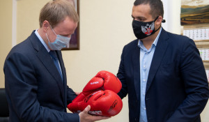 Представители Федерации бокса России встретились с губернатором Виктором Томенко.  