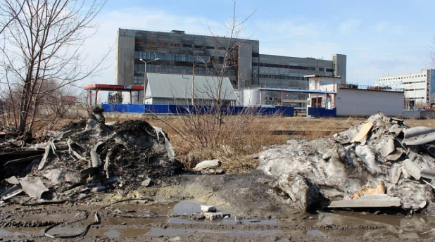 Место несанкционированного слива нечистот в Барнауле.