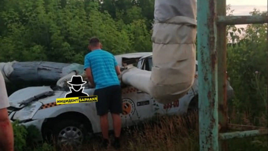 В алтайском городе автомобиль такси залетел под трубу, водитель погиб