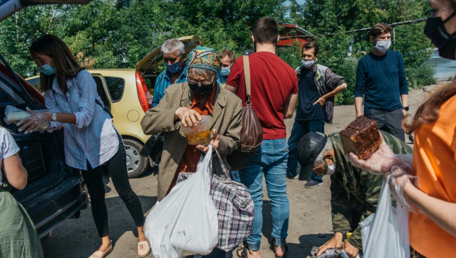 Кормление бездомных в Барнауле