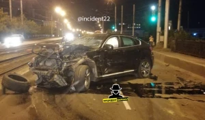 На коммунальном мосту в Барнауле разбилась BMW. 