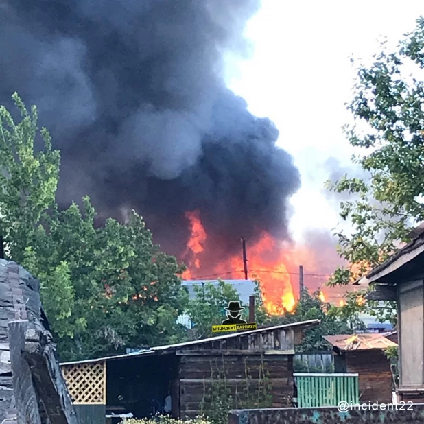 На поселке Восточный горят жилые дома. 