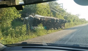 Фура перевернулась в Барнауле.