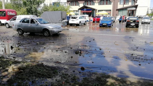 В Барнауле улицу залил "коммунальный фонтан".