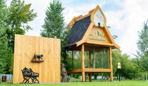 Домик для белочек в Барнаульском зоопарке.