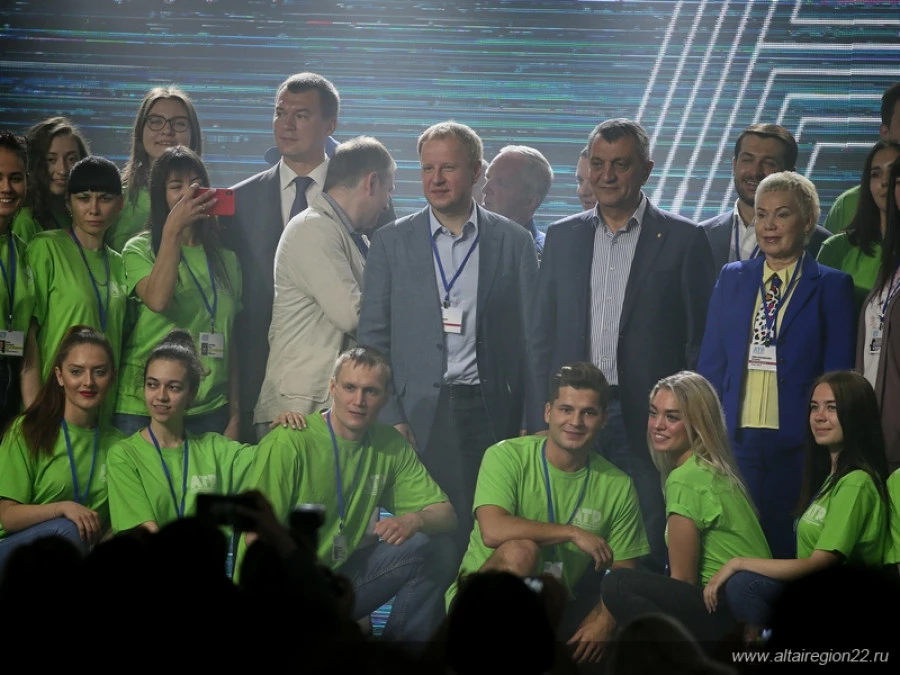 Михаил Дегтярев (слева в заднем ряду) на форуме «Алтай. Территория развития» в 2019 году.