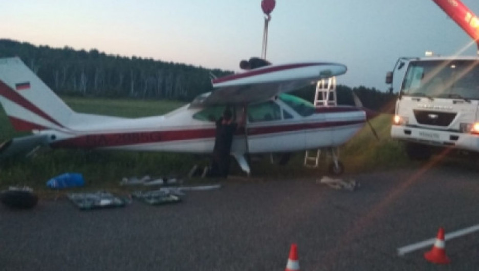 Самолет, выискивающий лесные пожары, "присел на дорожку" на автотрассе в Сибири