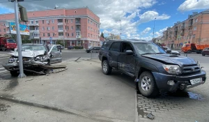 ДТП на перекрестке ул. Профинтерна и пр. Калинина в Барнауле.